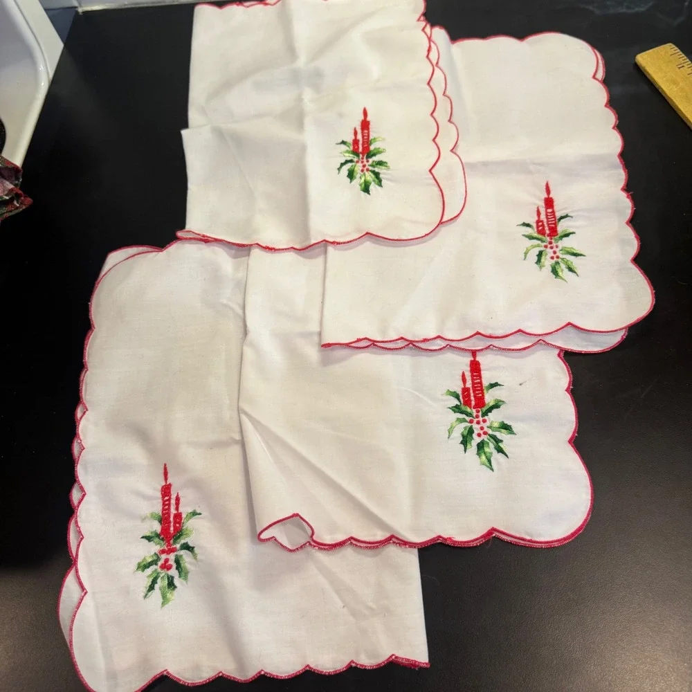 Vintage Christmas Placemats Set 4 White Red Scalloped Embroidered Candle Holly